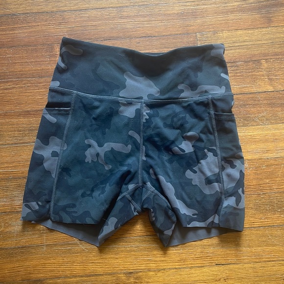 ZYIA Camo Light n Tight Pocket Hustle Shorts (XS) - Picture 1 of 11